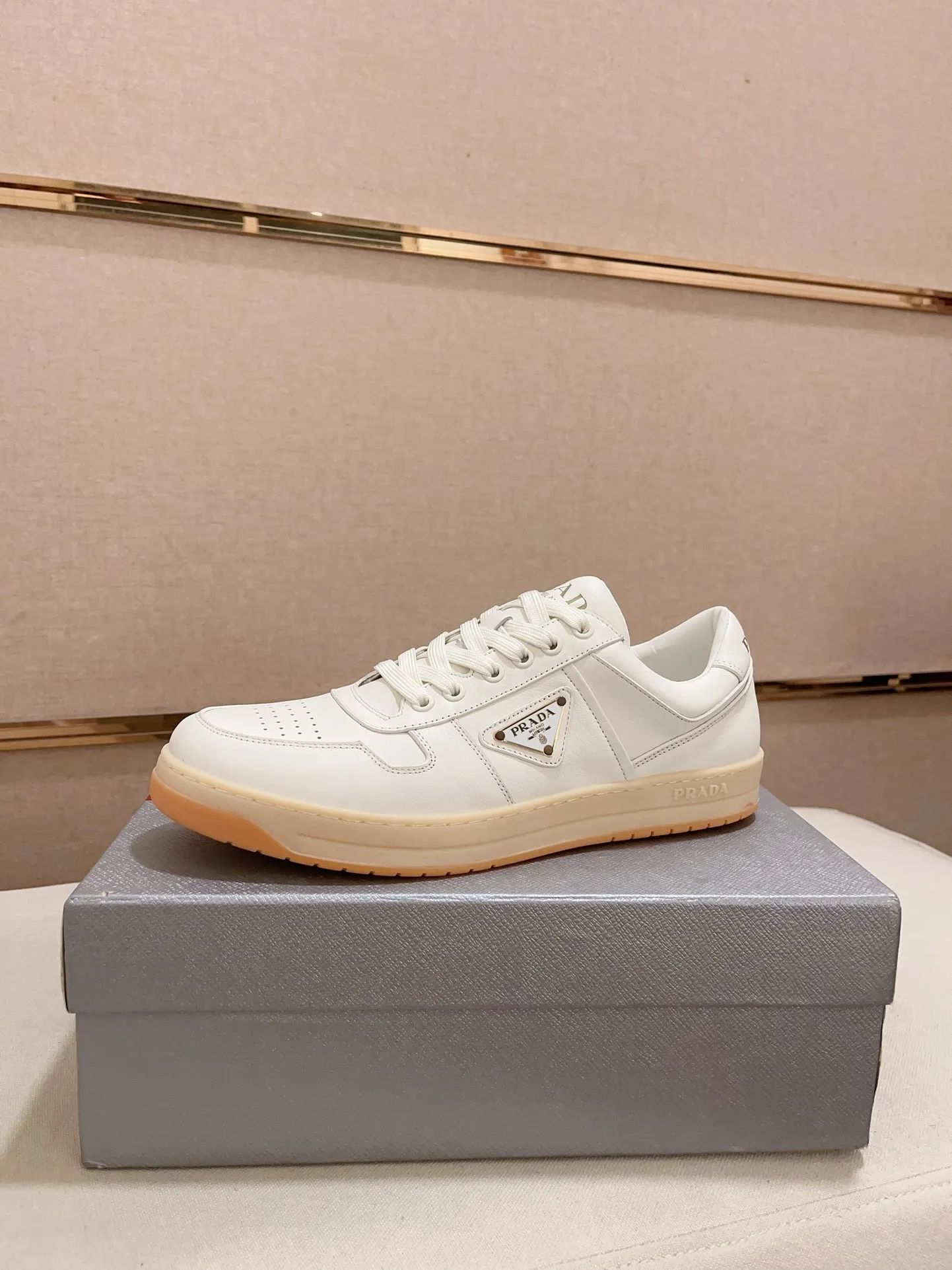 Factory price 540💰 ✔️✔️✔️High version High-quality new PRADA counters are available simultaneously, new men's shoes, 😘Material: Made of patent cowhide with breathable mesh. Inside: cowhide with breathable mesh 👍🏿 high-end ☄️ open-molded non-slip rubber outsole, exquisite lines, simple and elegant, comfortable and high-end for leisure travel. Code number: 38 to 44 (45 can be customized and 46 cannot be returned or exchanged)